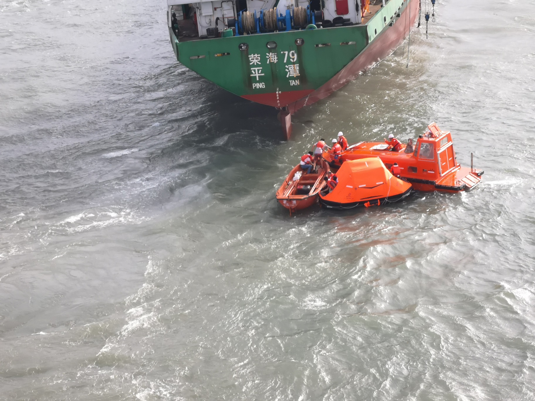东海救助局成功救助13名遇险人员
