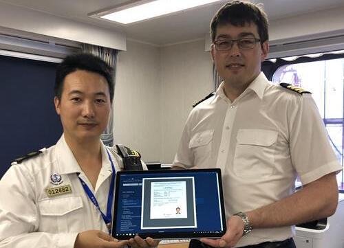 全球首艘启用船员电子证书船舶实施检查