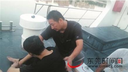 小伙跳河轻生 海事人员10分钟成功救起
