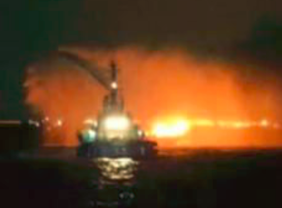 广州航道附近水域一渔船着火 2船员跳海逃生受轻伤