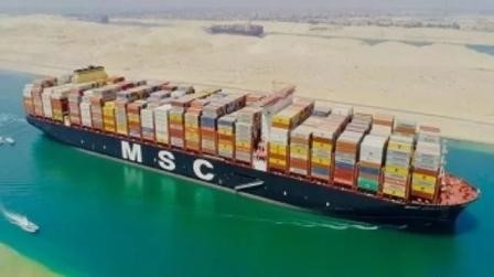 全球最大集装箱船“地中海古尔松”轮通过苏伊士运河