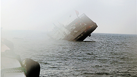 浙江一渔船撞上山体 13名船员刚获救船就沉了