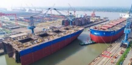 扬州中远海运重工第五艘40万吨矿砂船顺利下水