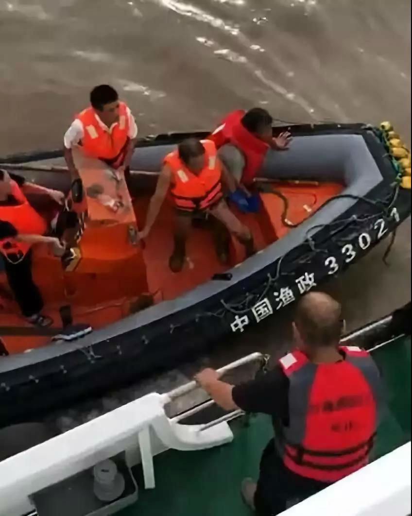 突发！舟山一运输船为救渔船触礁沉没 2人遇难