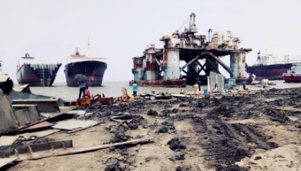 孟加拉国拆船厂发生事故致2死13伤