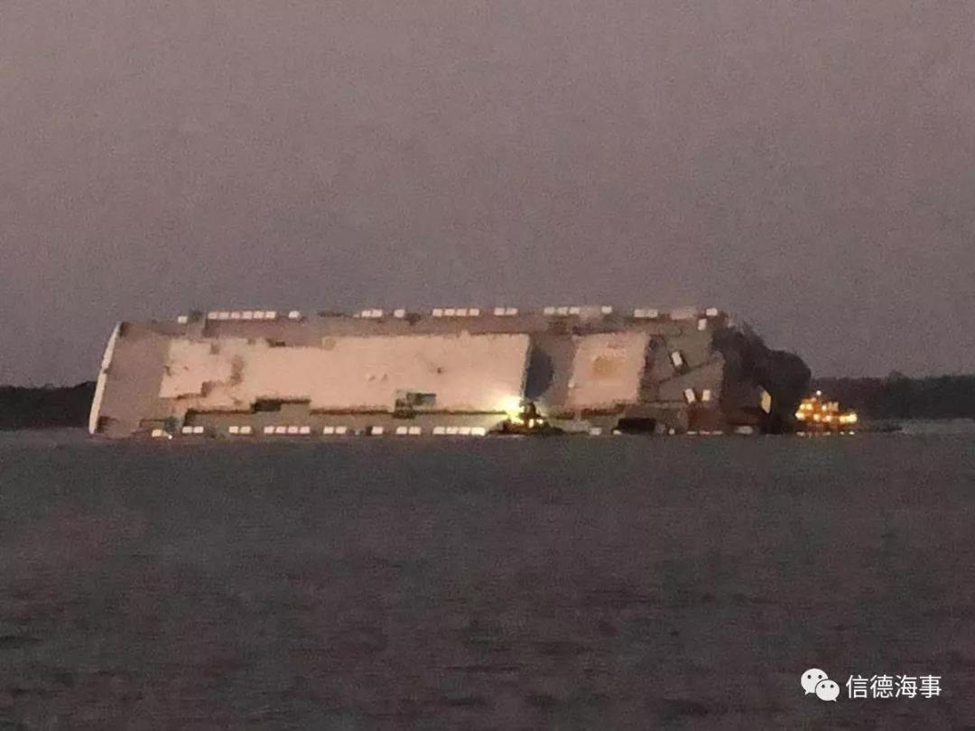 一大型滚装船突发侧倾，倾覆。4名海员失踪