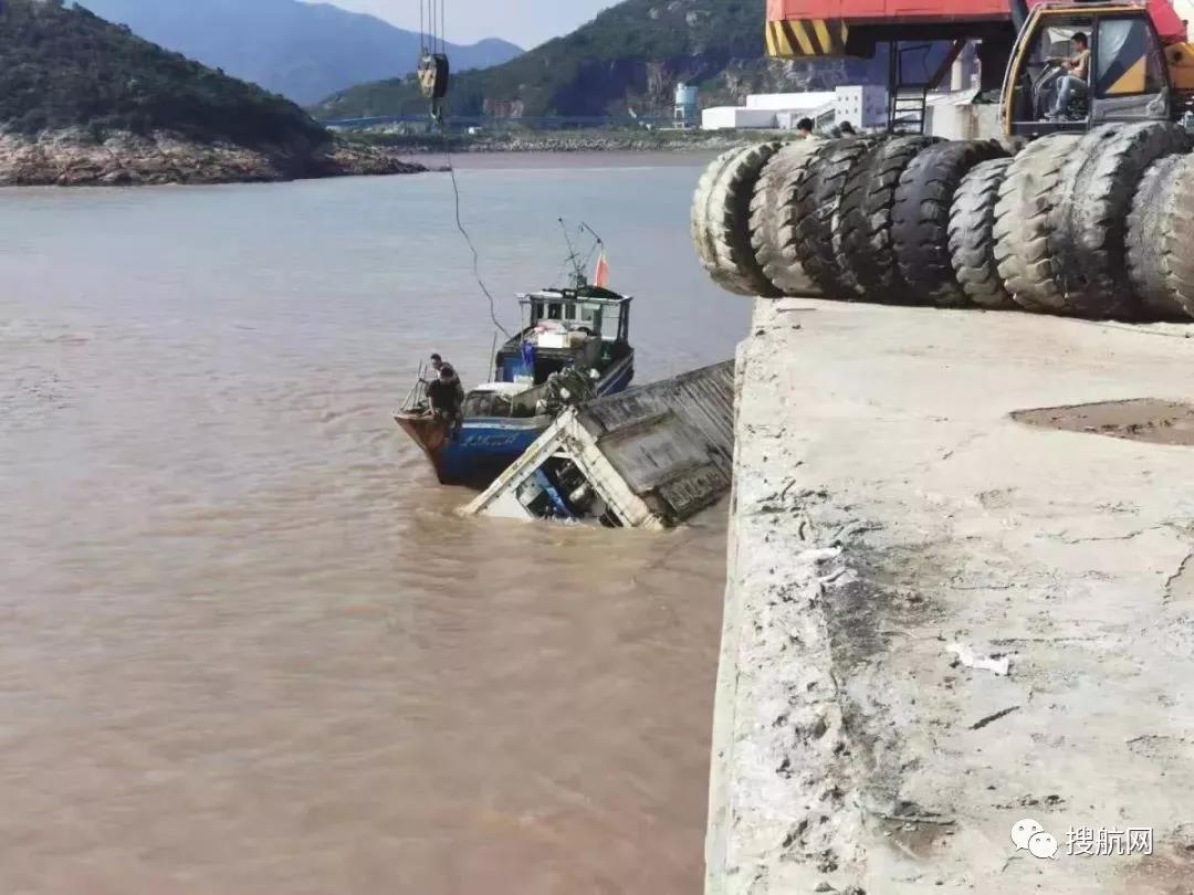 重大突发丨超强台风导致两船在宁波海域遇险其中一艘沉没，大量集装箱落水！