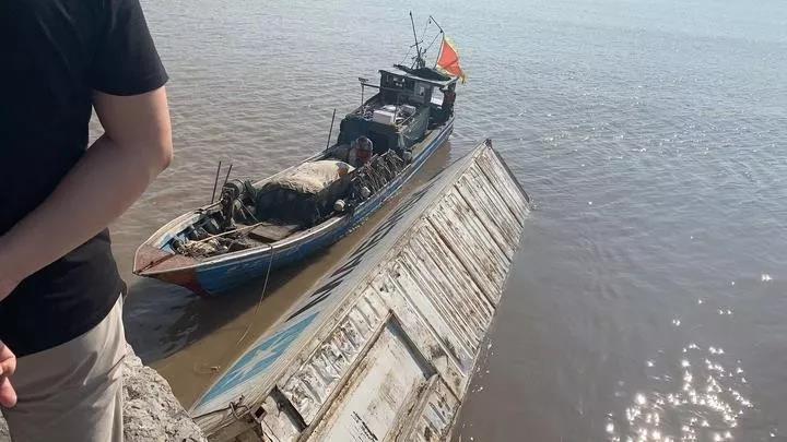 重大突发丨超强台风导致两船在宁波海域遇险其中一艘沉没,大量集装箱落水!