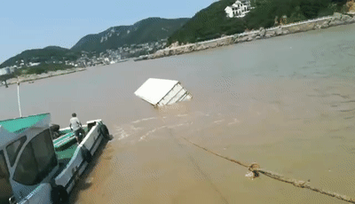 重大突发丨超强台风导致两船在宁波海域遇险其中一艘沉没，大量集装箱落水！