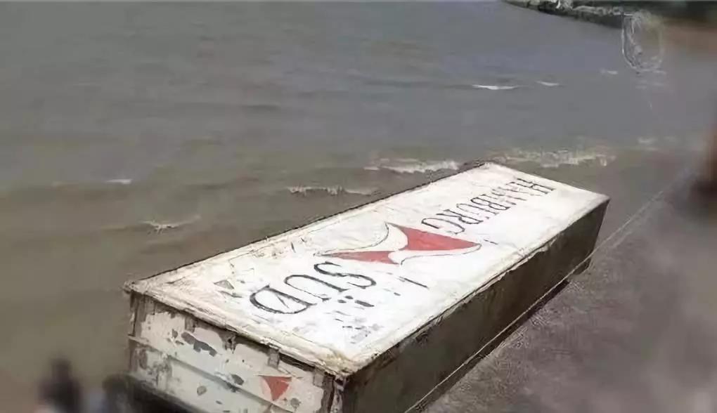 重大突发丨超强台风导致两船在宁波海域遇险其中一艘沉没,大量集装箱落水!