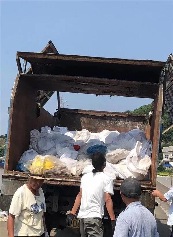 重大突发丨超强台风导致两船在宁波海域遇险其中一艘沉没，大量集装箱落水！