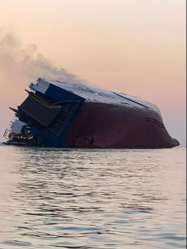 数千新车随货轮翻覆乔治亚海湾！一昼夜后4水手被发现仍幸存