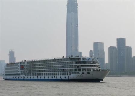长江最大豪华游轮“世纪荣耀”号首航停靠武汉港