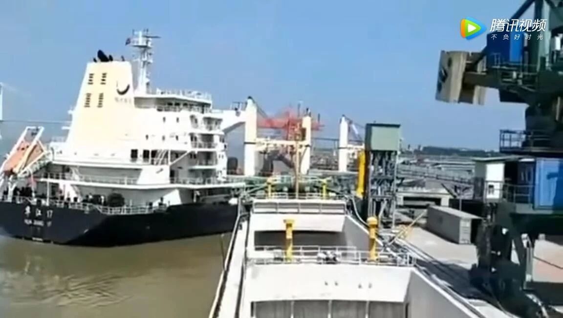 轰隆！一艘5万吨货轮撞上码头! ... 塌了