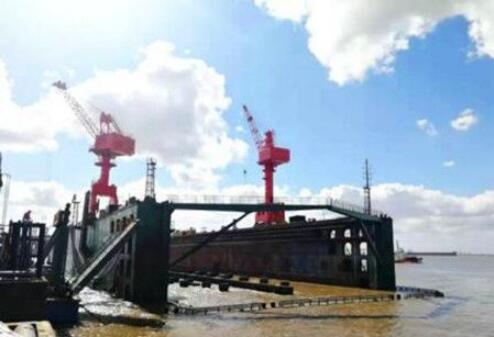 上海中远海运重工“浦东”号浮船坞正式投产