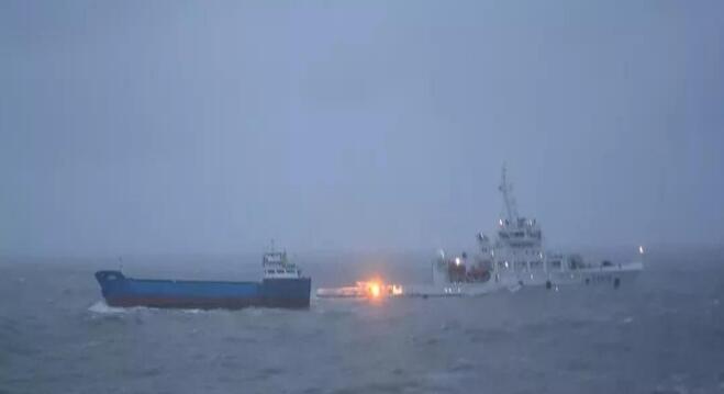受台风“塔巴”影响，一集装箱船搁浅倾斜，码头暂停进提空箱