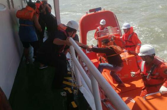 货船严重横倾随时沉没 洋山海事救助7名遇险船员