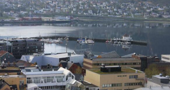 俄罗斯渔船在挪威特罗姆瑟港发生大火 29人获救