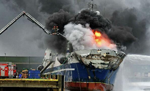 俄渔船在挪威起火后倾覆并沉底