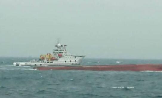 两艘大陆船只在台湾海峡翻覆，12名船员失踪