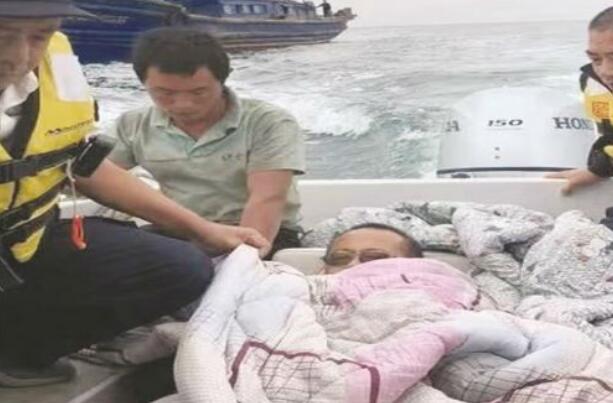 船员操作失误一只胳膊被绞伤 渔政执法船火速救援