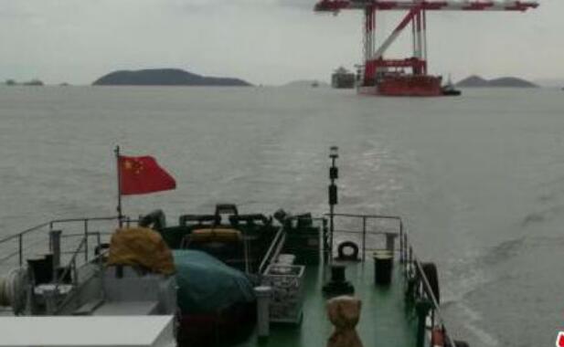 洋山港迎来上海自贸区临港新片区成立后首批桥吊换装
