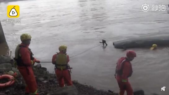 惊险！渔船被浪打翻2人落水，男子自救女子困舱底