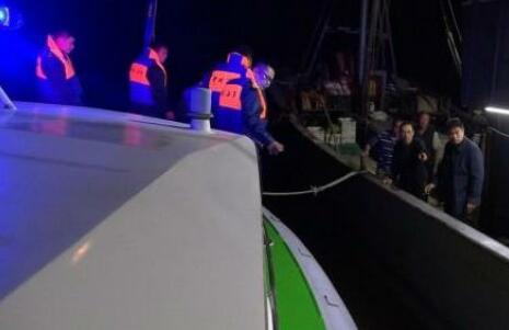 江苏盐城：两渔民海上作业受伤，海事紧急出海施救