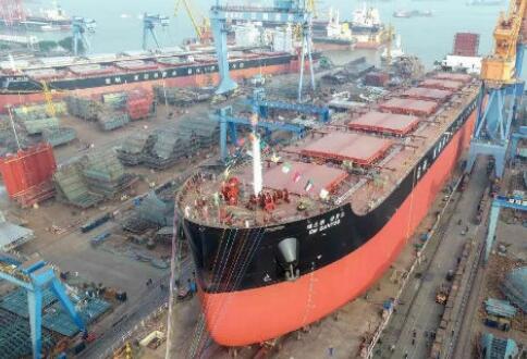 中船澄西为韩国船东建造的82K散货船项目一船下水一船搭载