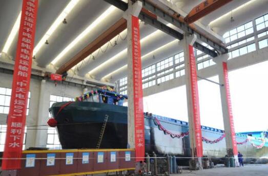 京杭运河首艘千吨级“双电”驱动运输船下水