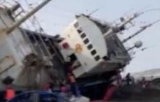 福建一渔船侧翻11名船员被困 海警紧急救助