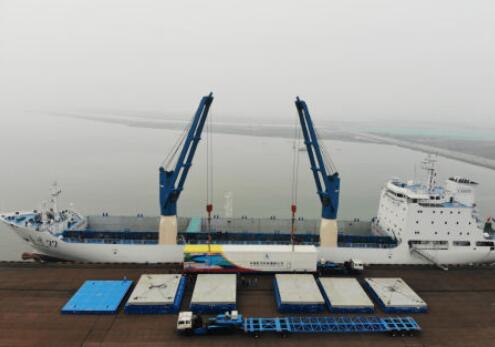 远望号火箭运输船运送长征5号抵达海南清澜港