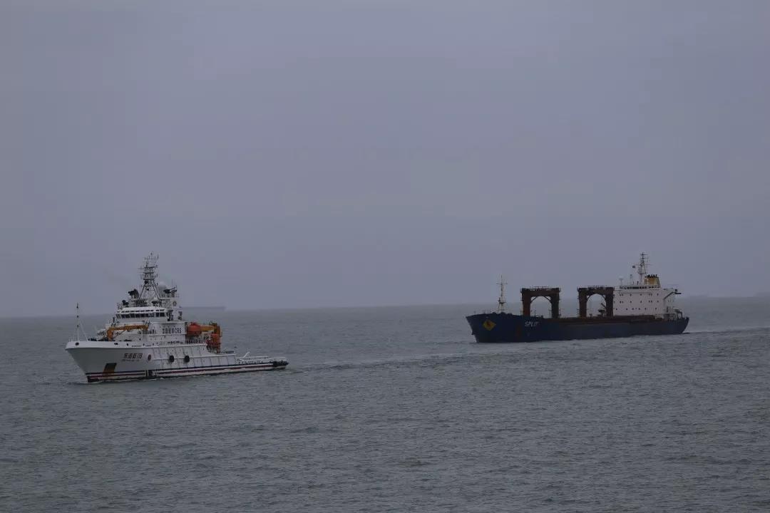 克罗地亚籍货船长江口主机故障遇险 东海救助局成功救助17名外籍船员
