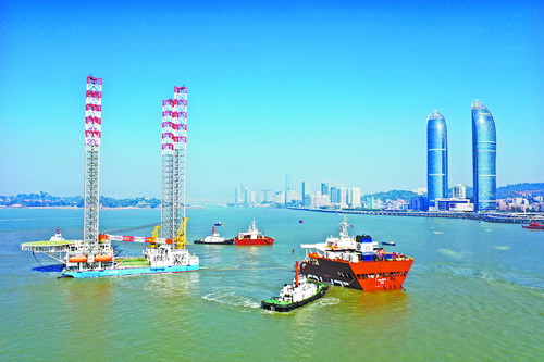 半个船身沉到海里，厦门港有船舶搁浅？不！是半潜船在装载作业