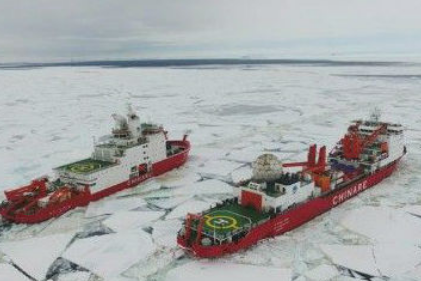 中国造破冰船首航南极破冰记:这样为