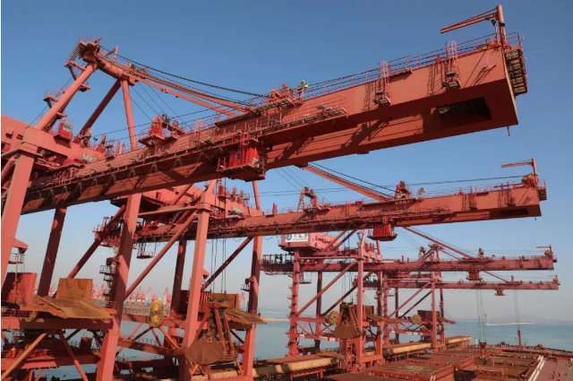 太快了！39万吨33小时卸完，青岛港第25次刷新铁矿接卸世界纪录