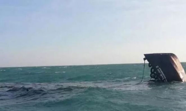一艘油船在曼谷附近暹罗湾沉没 造成石油泄漏