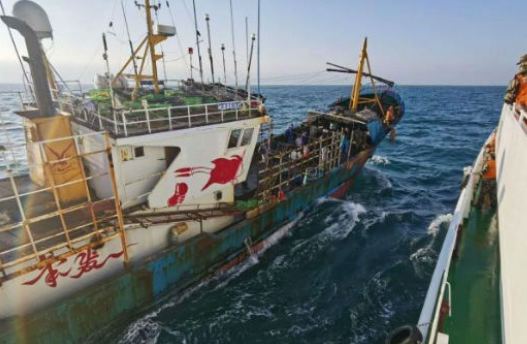 16日一福建渔船被撞沉没 10名船员成功获救
