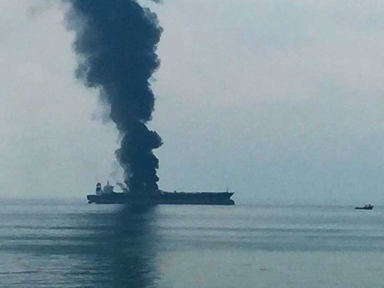 一艘VLCC阿联酋海域起火 致2死8伤3失踪