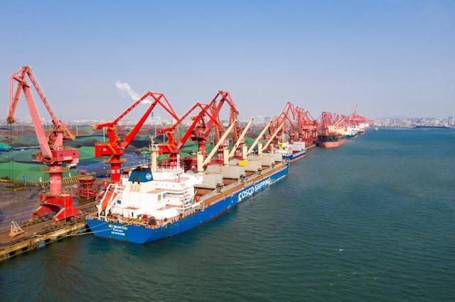 山东港口日照港几内亚博法项目首船铝矾土正式接卸