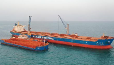 中远海运散运首艘18万吨级船装载中铝几内亚铝土矿启航回国