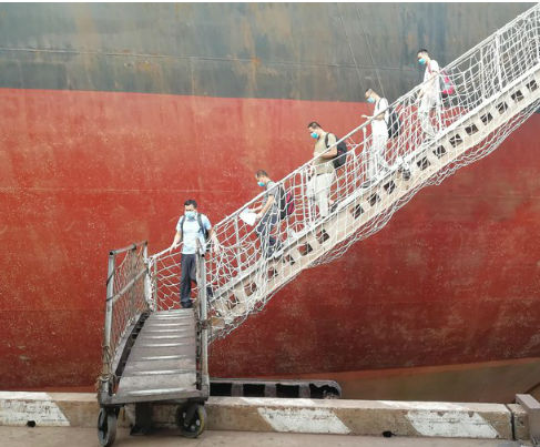 从印尼、澳大利亚起航的货轮抵湛，9名中国籍船员顺利下船入境