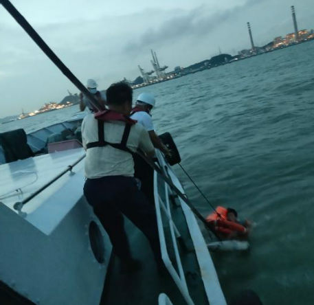 广州海事部门在珠江口紧急救起一跳海轻生船员