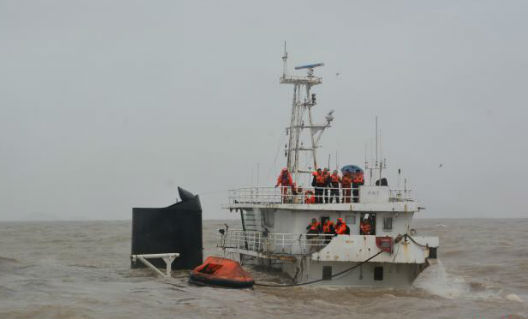 东海救助局成功救助坐沉货船上13名遇险人员
