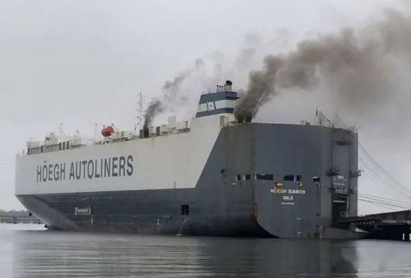 一艘汽车运输船美国海域爆炸数名消防员受伤