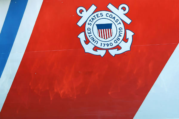 一艘美国货船在太平洋营救遇险船员