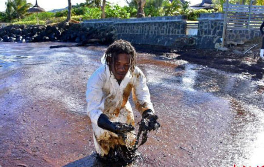 日媒：毛里求斯拟就日本货船漏油造成污染提起索赔