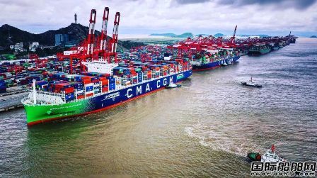 沪东中华建造全球最大LNG动力集装箱船首航停靠鹿特丹港