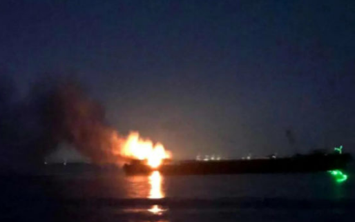 一涉嫌走私船舶夜间突发爆燃！4船员急需救援！