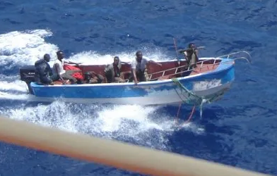 船员冒险拍下视频！油轮11节航速行驶, 遭15艘海盗快艇围追! ...击中海盗！